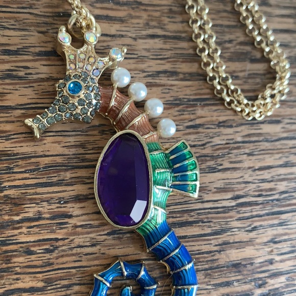 Cute seahorse necklace - Picture 2 of 4